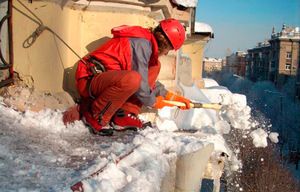 Чистка сугробов с крыши у одного из домов Егорьевска